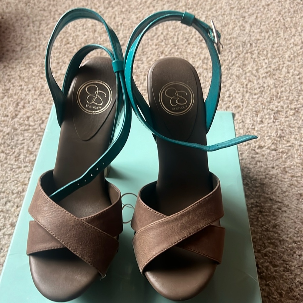 Jessica Simpson (never worn)
